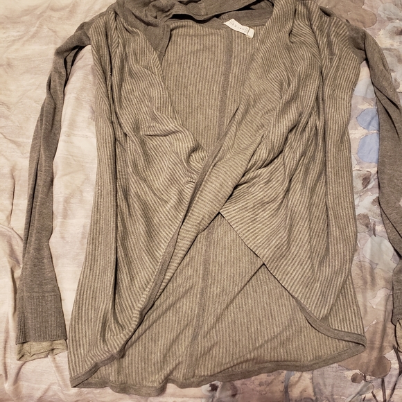 Lululemon longsleeve shirt size 6. - Picture 4 of 7
